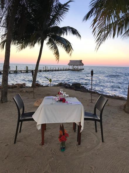 Pelican Beach Resort, Dangriga Esterno foto